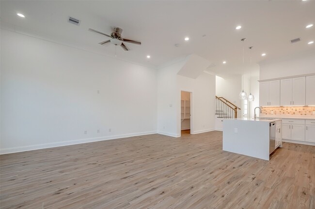 8449 Jutland Rd in Houston, TX - Building Photo - Building Photo