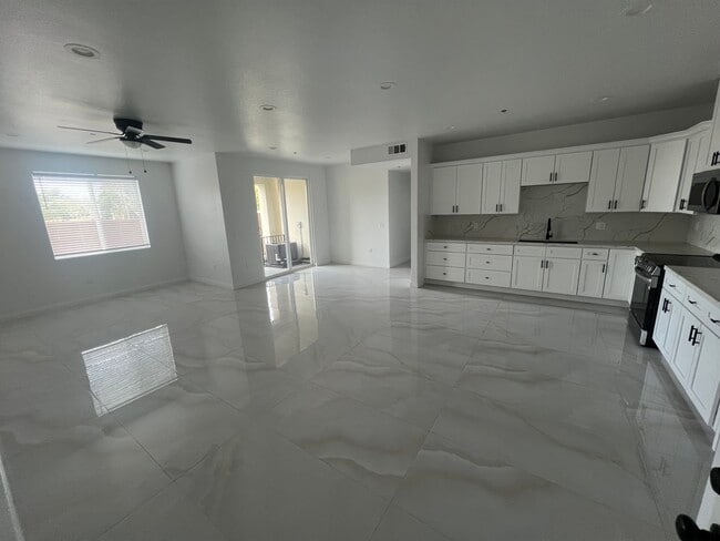 8153 Banana Ave, Unit 3 bedrooms in Fontana, CA - Foto de edificio - Building Photo