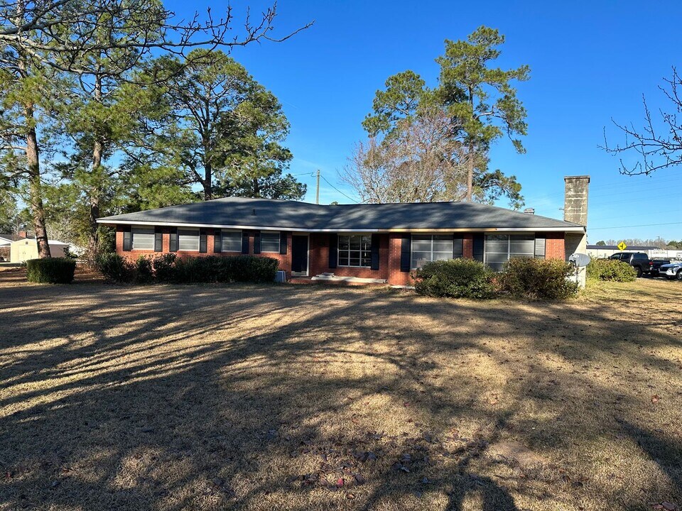 102 Rosemont Rd in Glennville, GA - Building Photo