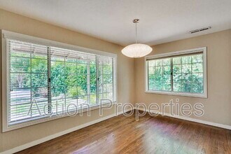 290 Iris Way in Palo Alto, CA - Building Photo - Building Photo