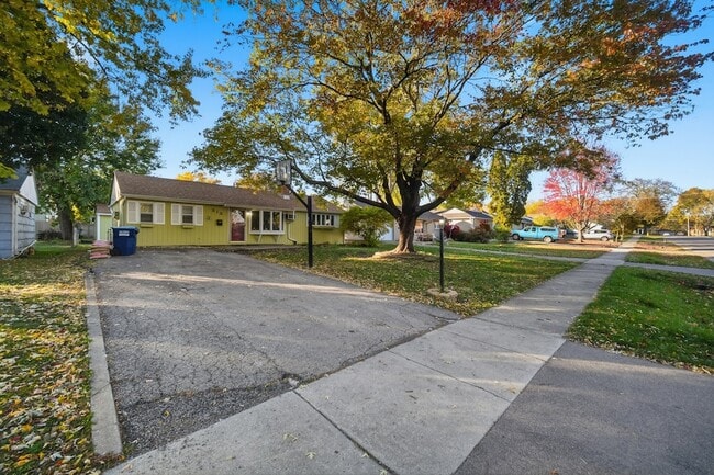 212 N Knollwood Dr in Wheaton, IL - Foto de edificio - Building Photo