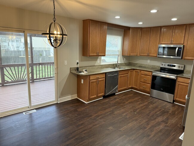 8005 Pine Ridge Rd in Pasadena, MD - Building Photo - Building Photo