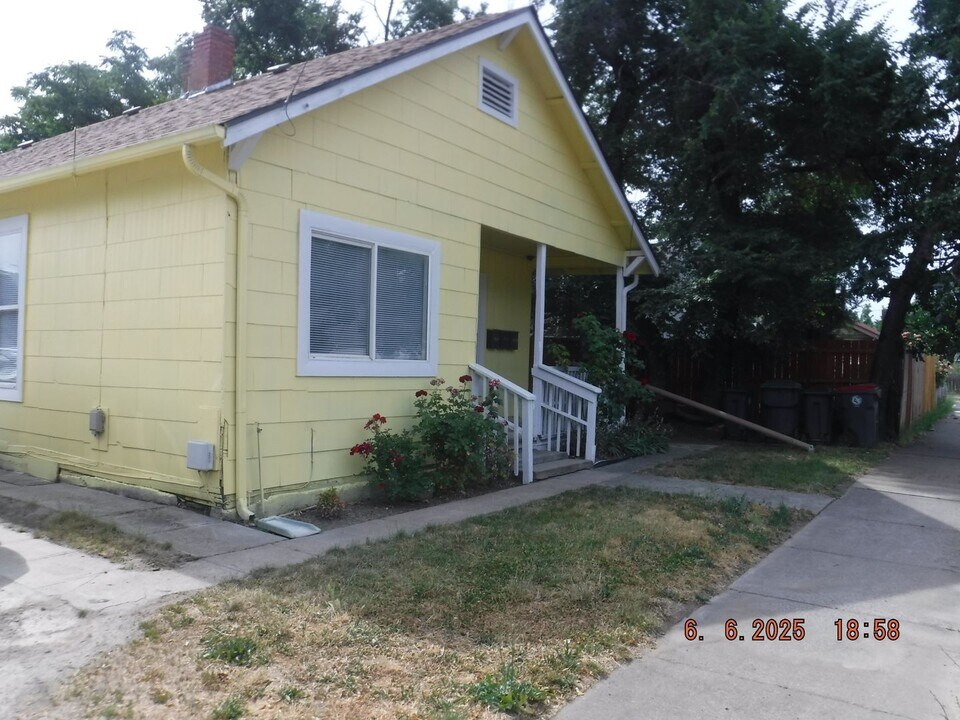 108 N Columbus Ave in Medford, OR - Foto de edificio