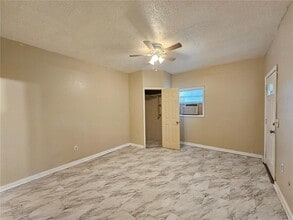 1504 E 99th Ave in Tampa, FL - Foto de edificio - Building Photo