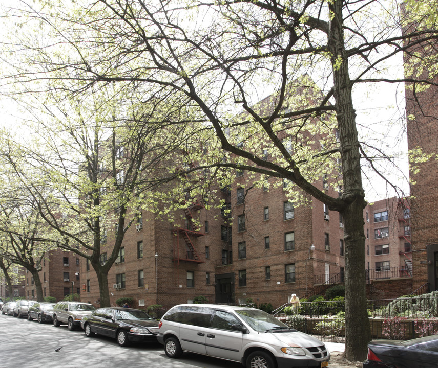 Richelieu Gardens in Jackson Heights, NY - Foto de edificio