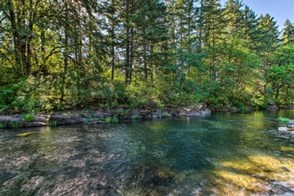 37462 Row River Rd in Dorena, OR - Foto de edificio - Building Photo