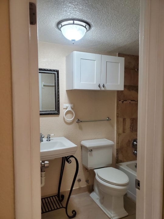 16 W 16th Ave in Hialeah, FL - Building Photo