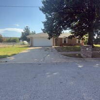 100 Lochwood Cir in Yukon, OK - Building Photo