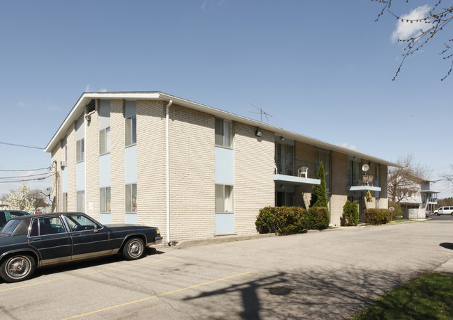 Harris Apartments in Belleville, MI - Building Photo - Building Photo