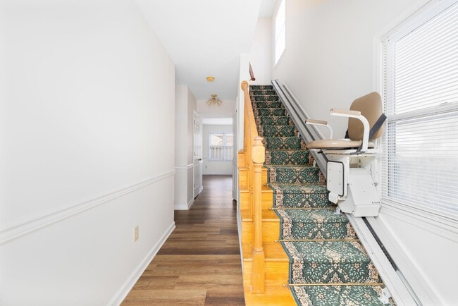 2007 Williamsburg Square in Johnson City, TN - Building Photo - Building Photo