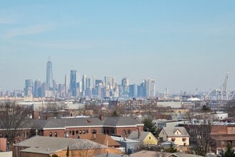 B22 in Bayonne, NJ - Foto de edificio - Building Photo