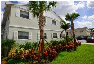 1520 W Blue Heron Blvd in Riviera Beach, FL - Building Photo