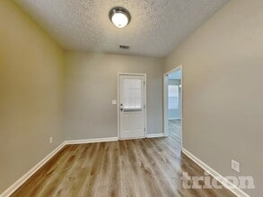 1221 Brown's Country Ln in Locust Grove, GA - Foto de edificio - Building Photo