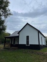 200 Oaklawn St in Fayette, MO - Building Photo