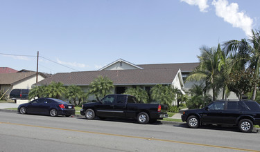 220 N Monte Vista St in La Habra, CA - Foto de edificio - Building Photo