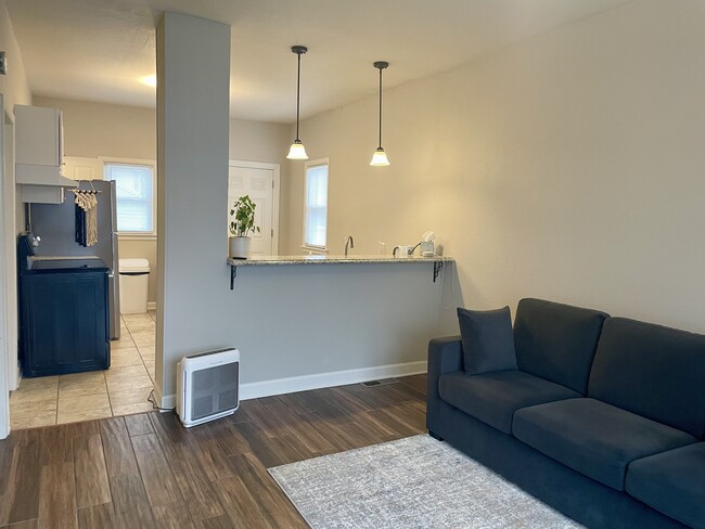 443 E Dover St, Unit A in Milwaukee, WI - Building Photo - Building Photo