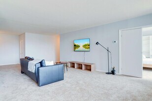 2111 Richmond Hwy in Arlington, VA - Building Photo