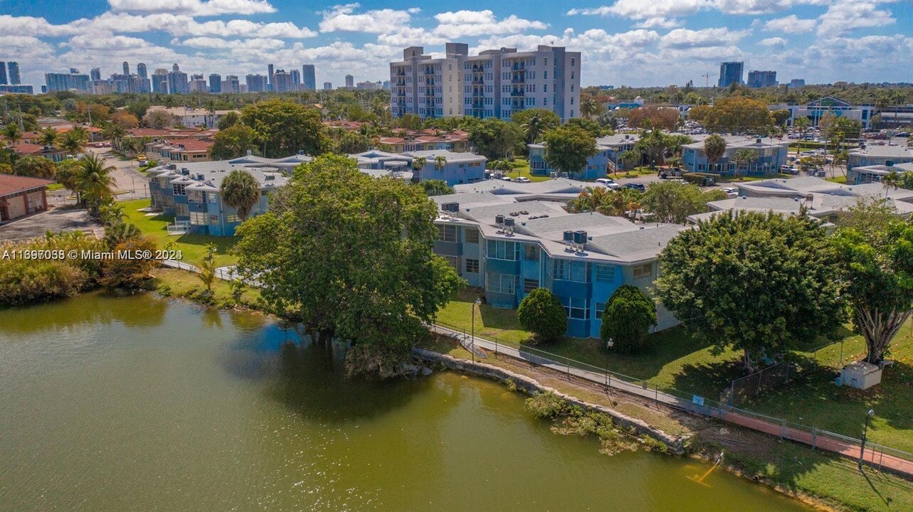 1659 NE Miami Gardens Dr in Miami, FL - Building Photo