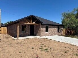 303 Ave L in Abernathy, TX - Building Photo