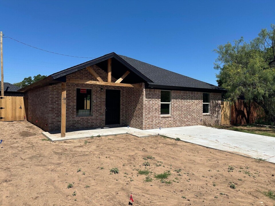 303 Ave L in Abernathy, TX - Building Photo
