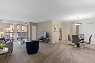 Foxmoor Apartments in Parma Heights, OH - Foto de edificio - Building Photo