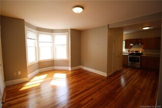 151 Quaker Ln S in West Hartford, CT - Building Photo - Building Photo