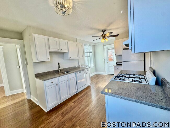 224 Hanover St in Boston, MA - Building Photo - Building Photo