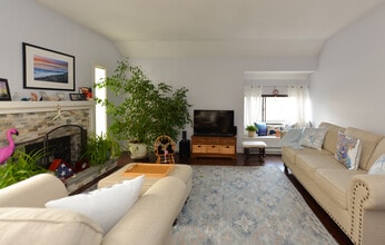 911 Heritage Vlg in Southbury, CT - Building Photo - Building Photo