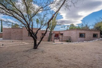 7602 E Sabino Vista Dr in Tucson, AZ - Building Photo - Building Photo