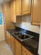 1827 N Normandie Ave in Los Angeles, CA - Foto de edificio - Building Photo