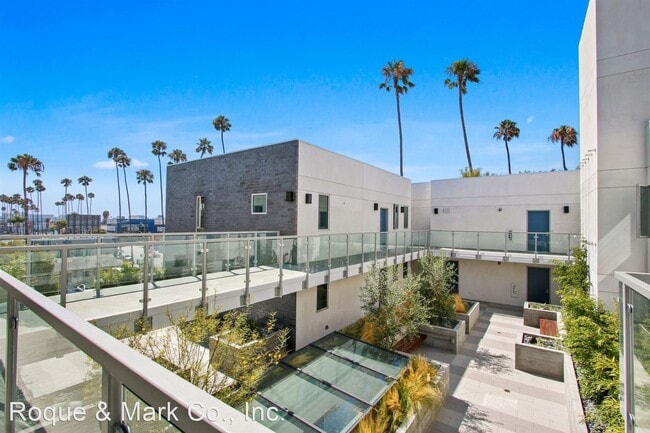 3008 Santa Monica Blvd in Santa Monica, CA - Building Photo - Building Photo