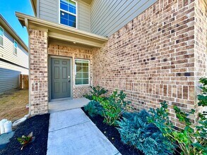 221 Granary Dr in Uhland, TX - Building Photo - Building Photo