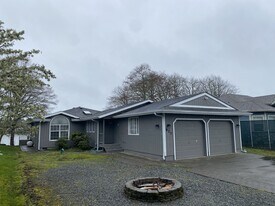 677 Lake Island Ave SE in Ocean Shores, WA - Building Photo