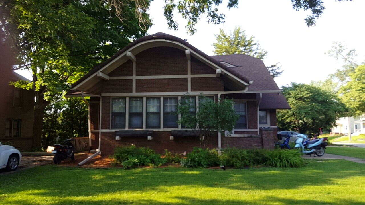 830 E College St, Unit A in Iowa City, IA - Building Photo