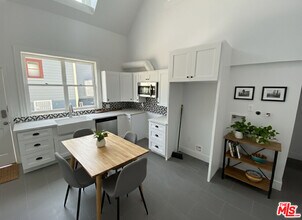 1301 W 22nd St in Los Angeles, CA - Building Photo - Building Photo