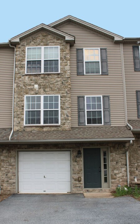 825 Rachel Dr in York, PA - Building Photo