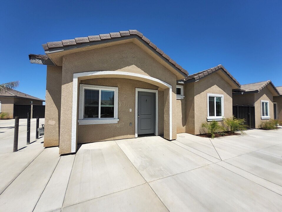 8606 Grandy St in Bakersfield, CA - Building Photo
