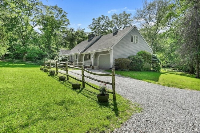 231 N Georges Hill Rd in Southbury, CT - Building Photo - Building Photo