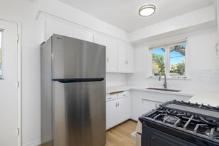 7001 Hazeltine Ave in Van Nuys, CA - Building Photo