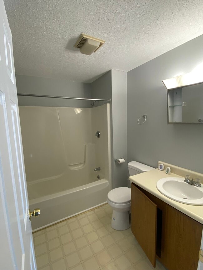 Old County Estates in Hampden, ME - Foto de edificio - Building Photo