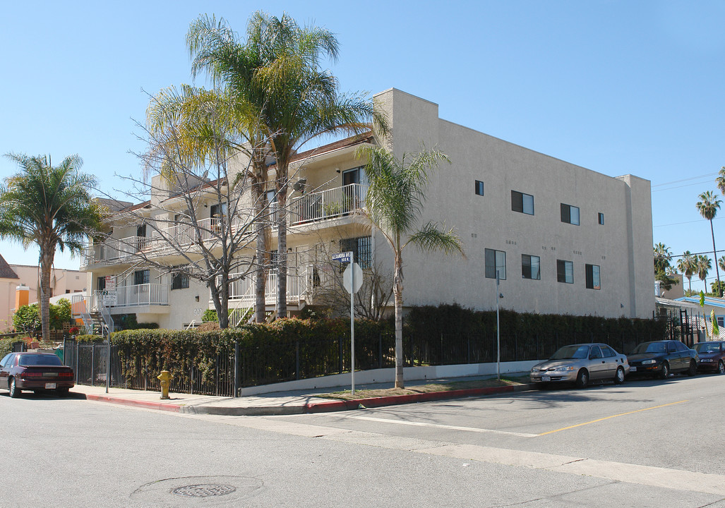 907 N Alexandria Ave in Los Angeles, CA - Building Photo