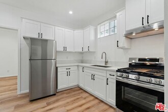 5017 Cimarron St in Los Angeles, CA - Building Photo - Building Photo