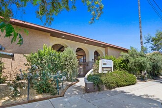 Carlyle Court Apartment Homes in Canoga Park, CA - Foto de edificio - Building Photo