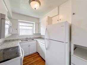 4539 Dakota St, Unit #4 in Dickinson, TX - Foto de edificio - Building Photo