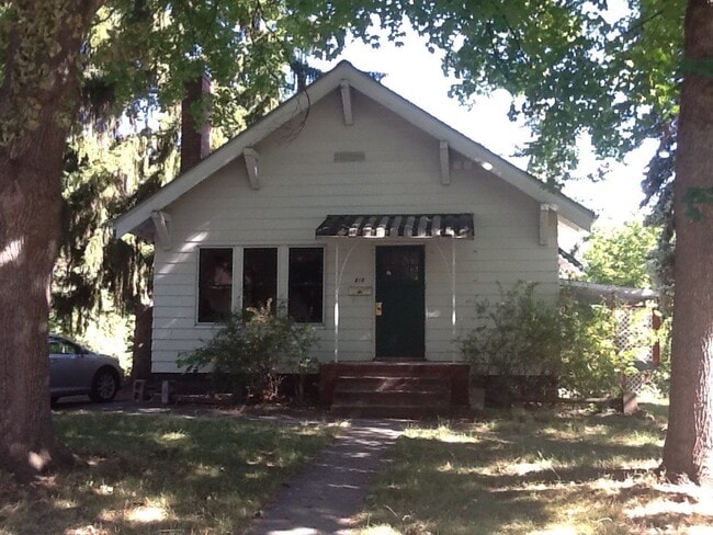 810 NE Michigan St, Unit Lower