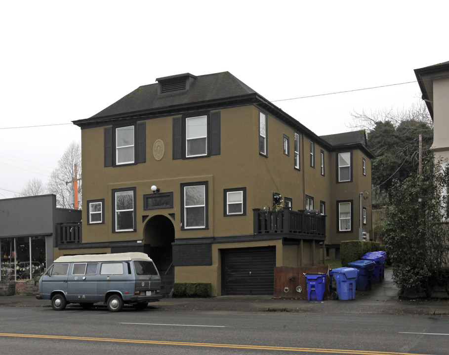 2126 E Burnside St in Portland, OR - Building Photo