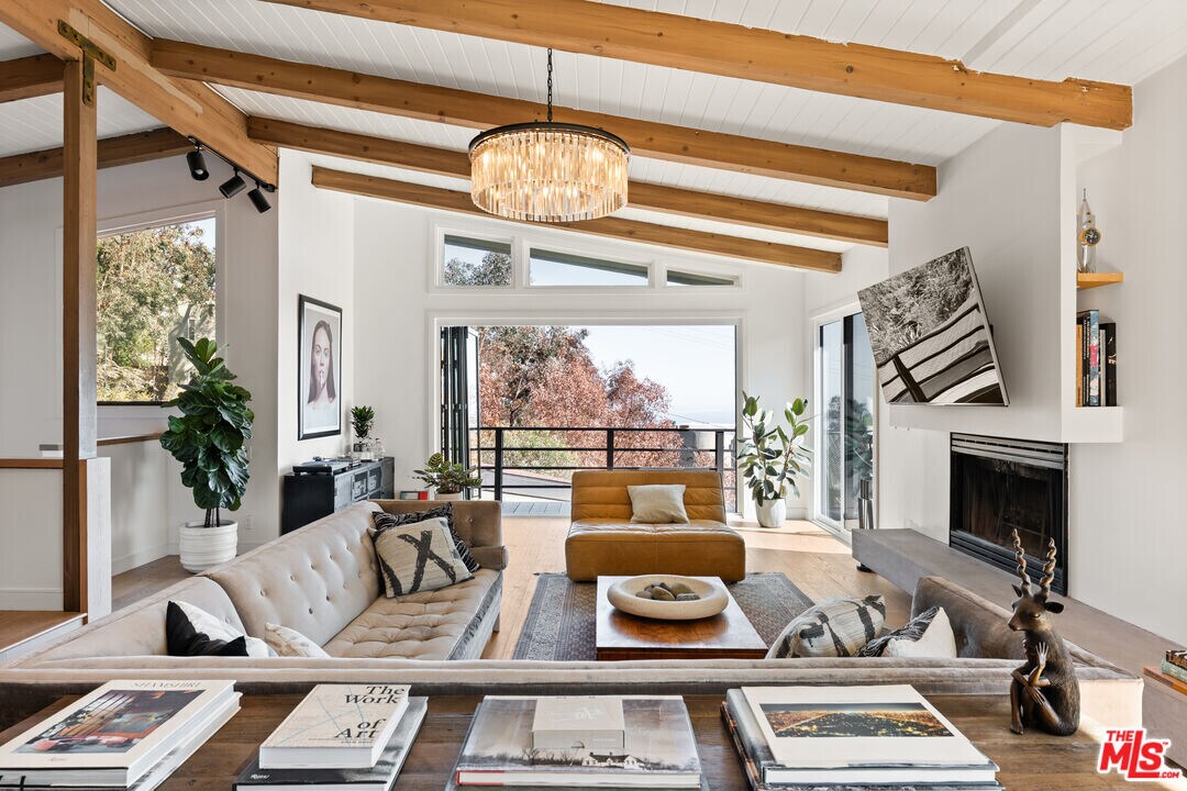 21625 Saddle Peak Rd in Topanga, CA - Building Photo