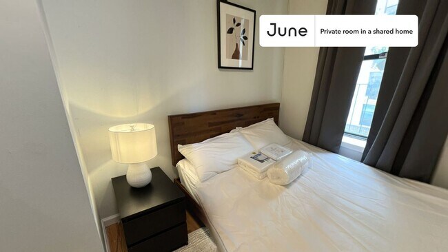 Private bedroom in 3 bed/1 bath Home in New York, NY - Building Photo - Building Photo