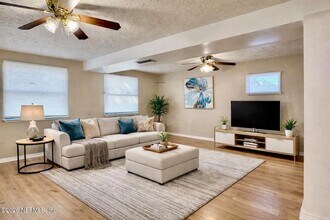 2057 Glen Gardner Dr in Jacksonville, FL - Foto de edificio - Building Photo