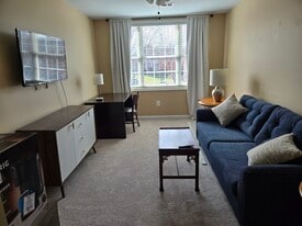 222 N View Cir in Warrenton, VA - Building Photo